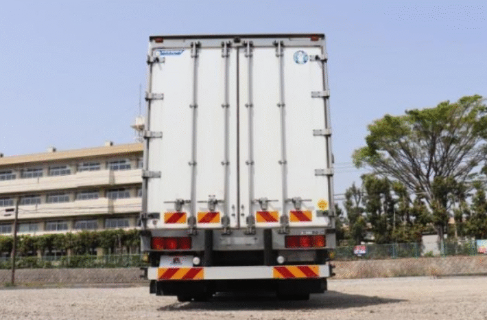 
								MITSUBISHI Fuso Truck full									